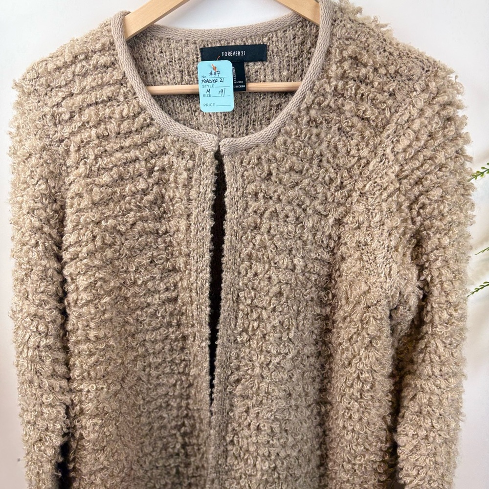 Forever 21 mid length sweater. Looped knit. Beige/taupe colour. Size Med
